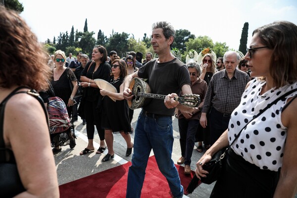 Καλλιτέχνες, φίλοι και συγγενείς στην κηδεία του Στέλιου Βαμβακάρη