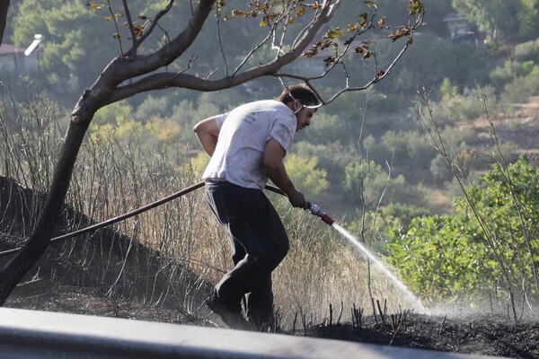 Σε ύφεση η πυρκαγιά στη Πεντέλη - Παραμένουν οι πυροσβεστικές δυνάμεις