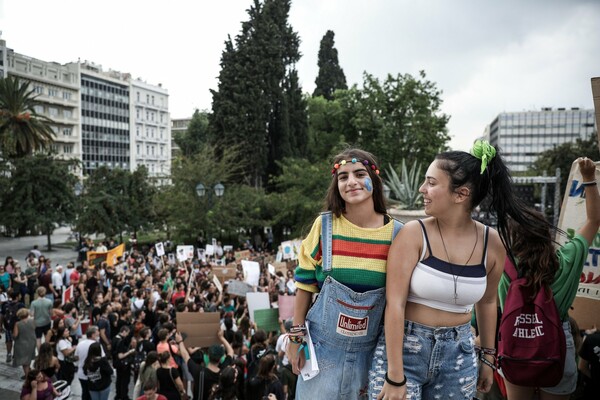 «40 βαθμοί, λιώνει η Ανταρκτική, η λύση είναι μία, πάμε στην πορεία» - Τα συνθήματα στη διαδήλωση για την κλιματική αλλαγή