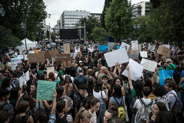 «40 βαθμοί, λιώνει η Ανταρκτική, η λύση είναι μία, πάμε στην πορεία» - Τα συνθήματα στη διαδήλωση για την κλιματική αλλαγή