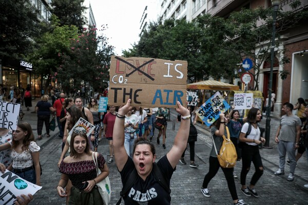 «40 βαθμοί, λιώνει η Ανταρκτική, η λύση είναι μία, πάμε στην πορεία» - Τα συνθήματα στη διαδήλωση για την κλιματική αλλαγή