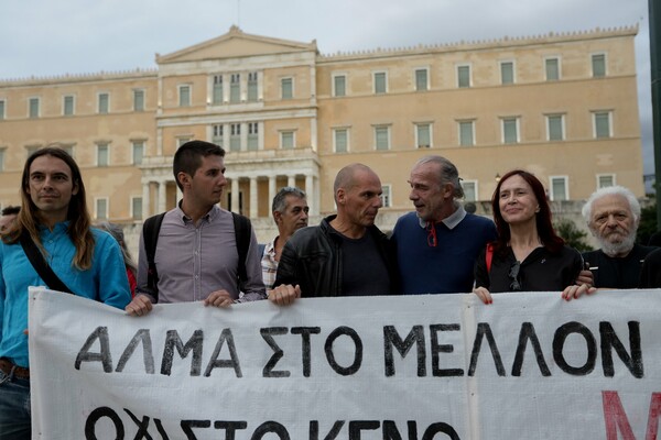 «Επιτάφιος» με σκουπίδια στη διαδήλωση για την κλιματική αλλαγή στο Σύνταγμα