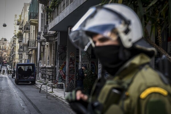 Επεισόδια στα Εξάρχεια: Μολότοφ, χημικά και προσαγωγές από την αστυνομία