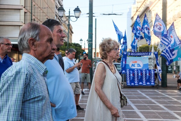 Εθνικές Εκλογές 2019: Το κλίμα στα εκλογικά περίπτερα ΣΥΡΙΖΑ και ΝΔ μετά το πρώτο exit poll