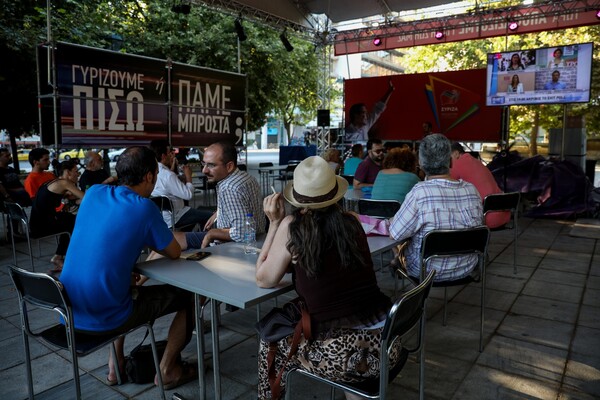 Εθνικές Εκλογές 2019: Το κλίμα στα εκλογικά περίπτερα ΣΥΡΙΖΑ και ΝΔ μετά το πρώτο exit poll