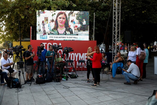 Εθνικές Εκλογές 2019: Το κλίμα στα εκλογικά περίπτερα ΣΥΡΙΖΑ και ΝΔ μετά το πρώτο exit poll