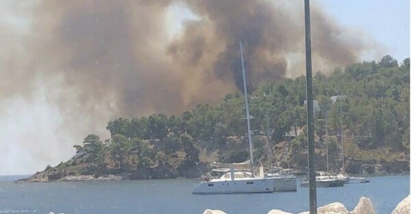 Φωτιά στη Λέρο: Το Λιμενικό απομάκρυνε λουόμενους με σκάφος