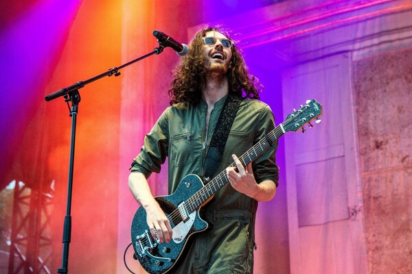 Hozier: πώς είναι να επιβιώνεις από το «Take me to Church», το μεγαλύτερο χιτ της δεκαετίας