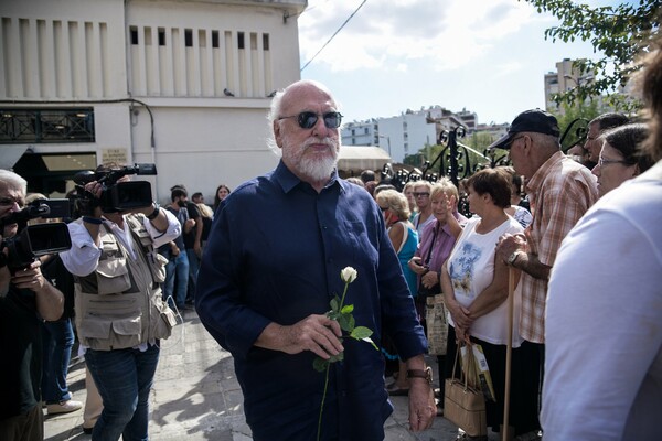 Το τελευταίο αντίο στον Λαυρέντη Μαχαιρίτσα: Στην κηδεία ο Μητσοτάκης, δεκάδες καλλιτέχνες και φίλοι του τραγουδοποιού