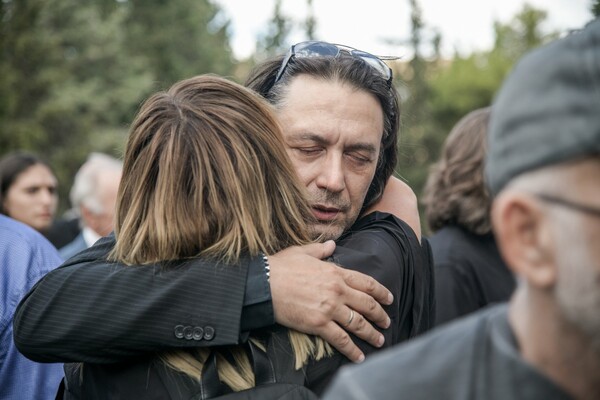 Το τελευταίο αντίο στον Λαυρέντη Μαχαιρίτσα: Στην κηδεία ο Μητσοτάκης, δεκάδες καλλιτέχνες και φίλοι του τραγουδοποιού