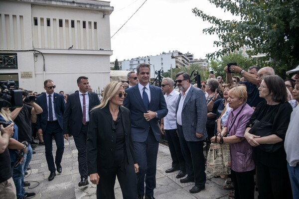 Το τελευταίο αντίο στον Λαυρέντη Μαχαιρίτσα: Στην κηδεία ο Μητσοτάκης, δεκάδες καλλιτέχνες και φίλοι του τραγουδοποιού