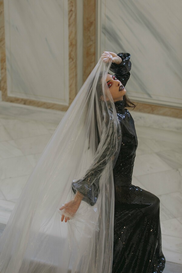 Πρώτες φωτογραφίες από τις «Κούκλες» - Η Ειρήνη Καζαριάν στην παράσταση του Νικόλα Ανδρουλάκη