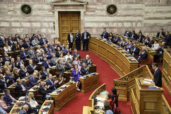 Μείωση στους μετακλητούς υπαλλήλους - Έως εννιά για κάθε υπουργό