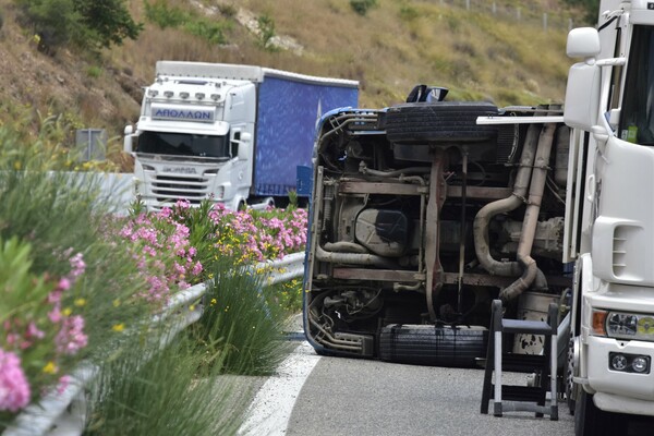 Καθυστερήσεις στην Αθηνών - Λαμίας μετά από ατύχημα με νταλίκα