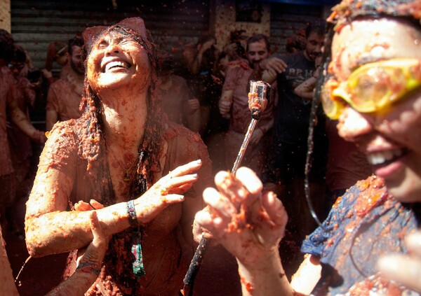 La Tomatina: Χιλιάδες άνθρωποι στον παραδοσιακό ντοματοπόλεμο της Μπουνιόλ