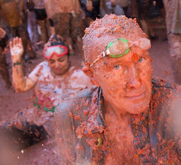 La Tomatina: Χιλιάδες άνθρωποι στον παραδοσιακό ντοματοπόλεμο της Μπουνιόλ