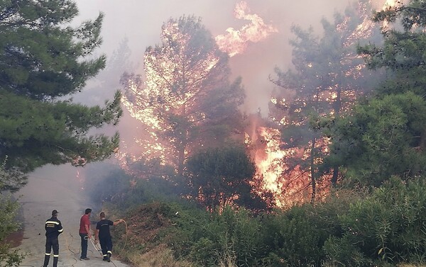 Μάχη με τις φλόγες στη Σάμο: Οι τελευταίες πληροφορίες από την πυροσβεστική