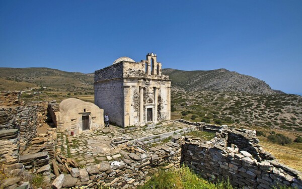 Διασχίζοντας τη Σίκινο μέσα από μονοπάτια που μυρίζουν μέλι κι άγρια ρίγανη