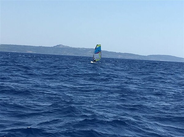 Έγραψε ιστορία η 81χρονη windsurfer: Κεφαλονιά - Κυλλήνη σε 6 ώρες