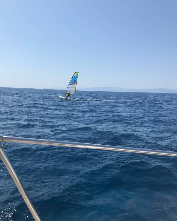 Έγραψε ιστορία η 81χρονη windsurfer: Κεφαλονιά - Κυλλήνη σε 6 ώρες