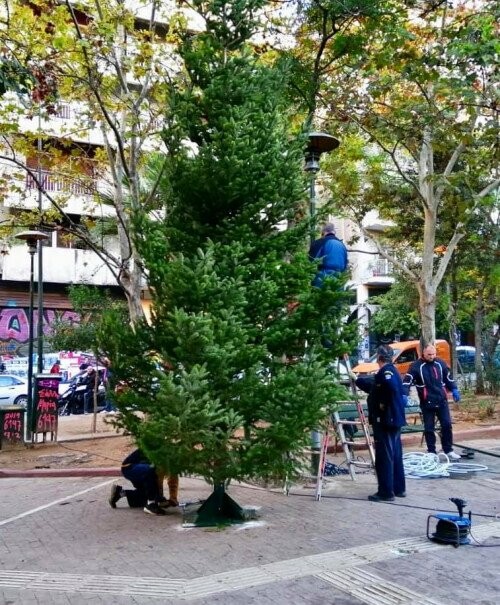 Εξάρχεια: Άγνωστοι έκαψαν και το δεύτερο χριστουγεννιάτικο δέντρο στην πλατεία