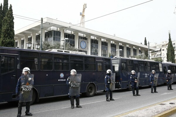 H Αθήνα γεμάτη αστυνομικούς, κλούβες και περιπολίες - Δείτε φωτογραφίες