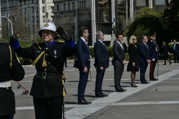 Επέτειος 25ης Μαρτίου στην άδεια Αθήνα - Κατάθεση στεφάνων και πτήσεις μαχητικών