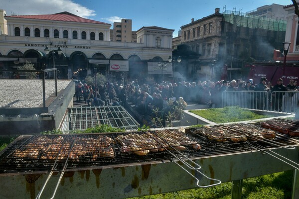 Τσικνοπέμπτη: Ψησταριές, κρέατα και χοροί στην Βαρβάκειο