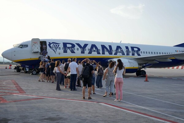 Θεσσαλονίκη: Κάπνιζε σε τουαλέτα αεροπλάνου εν πτήσει και συνελήφθη μετά την προσγείωση