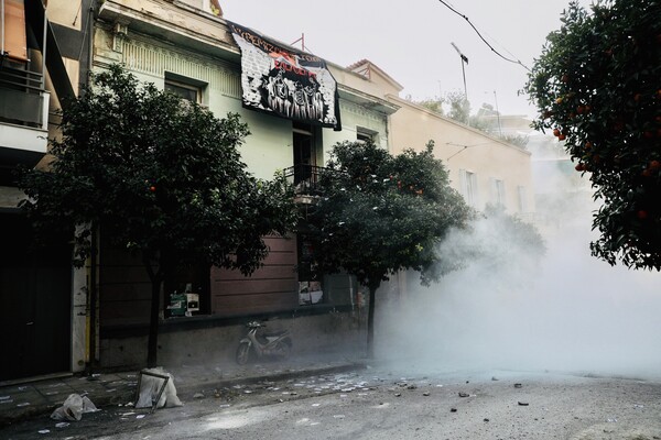 Επεισόδια στο Κουκάκι: Ανακατάληψη κτιρίων από αντιεξουσιαστές - Χημικά από την ΕΛ.ΑΣ