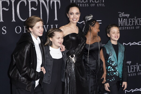 Η Αντζελίνα Τζολί στην πρεμιέρα του νέου «Maleficent» - Μαζί με τα παιδιά, τον αδερφό και τον πατέρα της