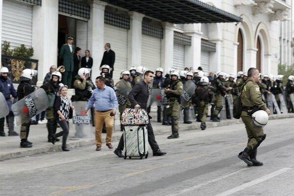 H Αθήνα γεμάτη αστυνομικούς, κλούβες και περιπολίες - Δείτε φωτογραφίες