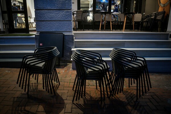 Κορωνοϊός: Η πρώτη νύχτα της Αθήνας μετά την ανακοίνωση για τα κλειστά μπαρ και καφέ