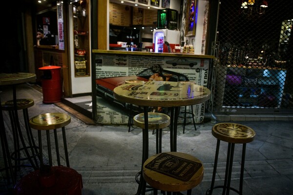 Κορωνοϊός: Η πρώτη νύχτα της Αθήνας μετά την ανακοίνωση για τα κλειστά μπαρ και καφέ