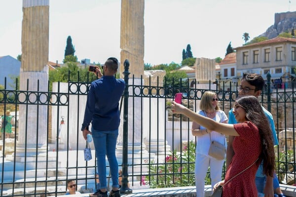 Οι τουρίστες της Αθήνας: Τι βαθμό βάζουν στην πόλη, τι αρέσει και τι όχι