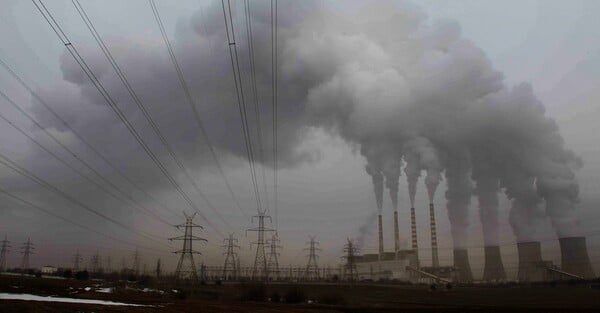 Meteo: Βιομηχανικό είναι το χιόνι που πέφτει καμιά φορά κι ευθύνονται τα εργοστάσια παραγωγής ενέργειας