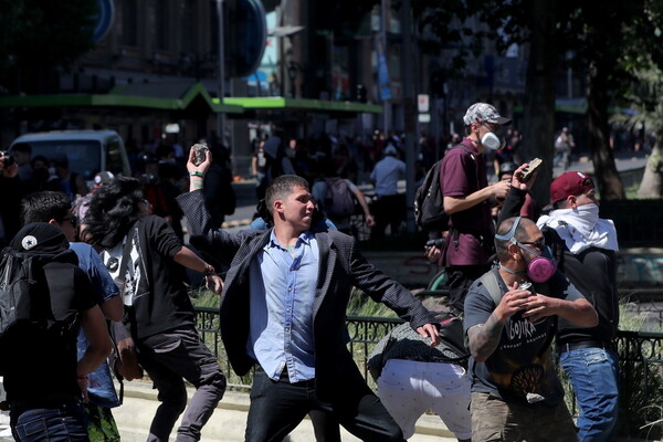 Νύχτα επεισοδίων και διαδηλώσεων στη Χιλή - Δεν έπεισε ο ανασχηματισμός της κυβέρνησης Πινιέρα