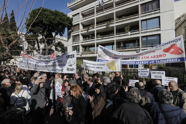 «Όχι άλλες φυλακές ψυχών» -Συγκέντρωση διαμαρτυρίας στο ΥΠΕΣ για το μεταναστευτικό