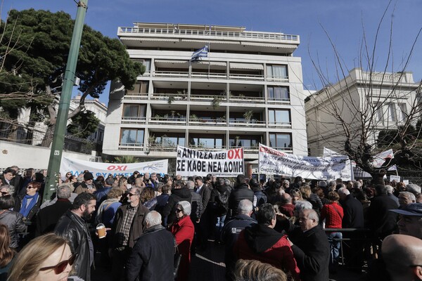 «Όχι άλλες φυλακές ψυχών» -Συγκέντρωση διαμαρτυρίας στο ΥΠΕΣ για το μεταναστευτικό