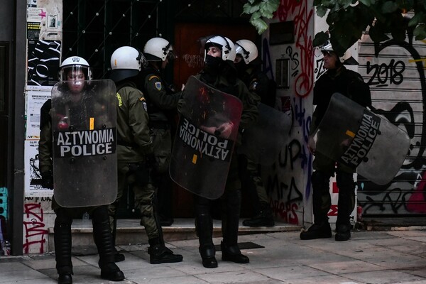 Επιχείρηση της ΕΛ.ΑΣ σε πολυκατοικίες στην πλατεία Εξαρχείων