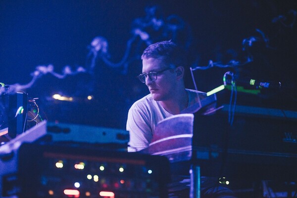 O Floating Points θα ήθελε περισσότερος κόσμος να ξεσηκώνεται με τη μουσική