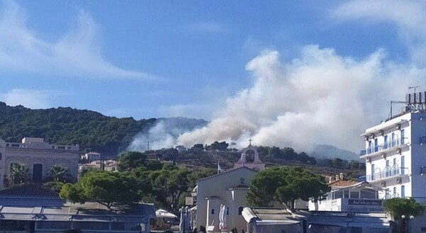 Φωτιά στις Σπέτσες: Καίει δασική έκταση κοντά στην πόλη - Μόνο εθελοντές στο νησί