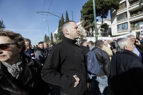 «Όχι άλλες φυλακές ψυχών» -Συγκέντρωση διαμαρτυρίας στο ΥΠΕΣ για το μεταναστευτικό