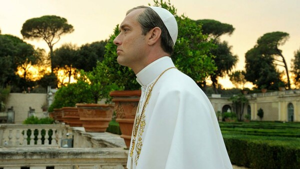 «Υοung Pope»: Ο Paolo Sorrentino μιλά στη LIFO για τον αιχμηρό, σέξι Ποντίφικα που δημιούργησε με τον Τζουντ Λο