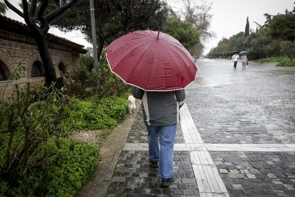 Καιρός: Bροχές και ασθενείς χιονοπτώσεις