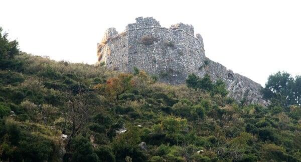 Σοβαρές ζημιές στο Κάστρο της Κιάφας από τον σεισμό στην Πάργα