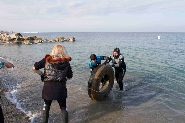 Κιάτο: Εθελοντές δύτες ανέσυραν 600 κιλά σκουπίδια από τον βυθό