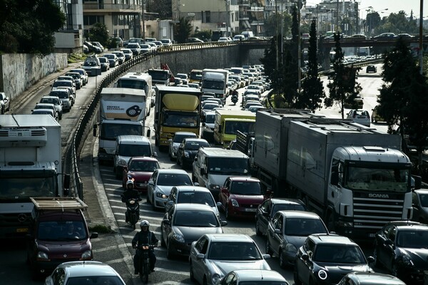 Κυκλοφοριακό κομφούζιο στον Κηφισό μετά από φωτιά σε όχημα