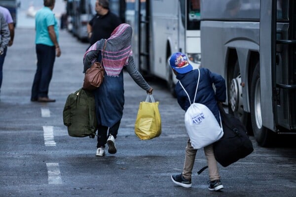 Στην Ελευσίνα το αρματαγωγό «Ικαρία» με 389 αιτούντες άσυλο από τη Σύμη