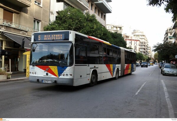 Ποινή φυλάκισης σε επιβάτη του ΟΑΣΘ που έσπασε τζάμι λεωφορείου με τη γροθιά του